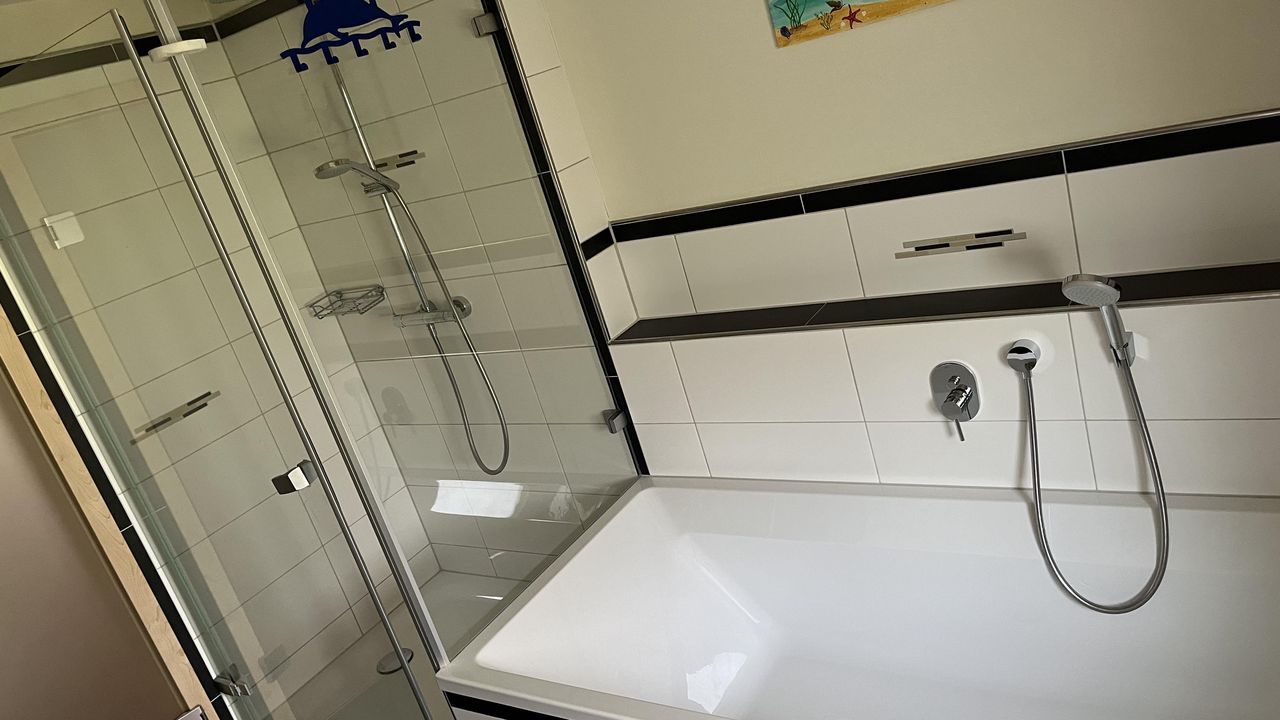 Bad 2 mit Dusche und Badewanne Bad 2 mit Dusche und Badewanne